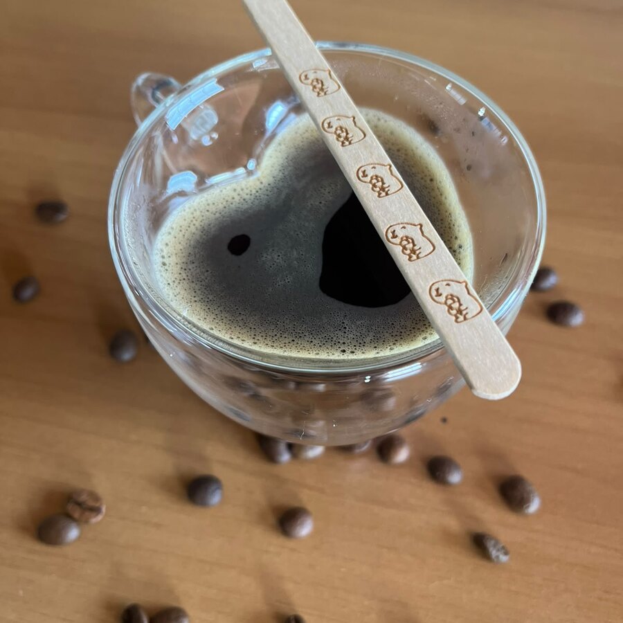 Mexedor gravado servido com o café