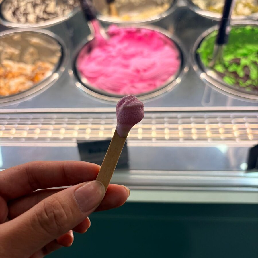 Pazinha gravada servindo gelato na vitrine